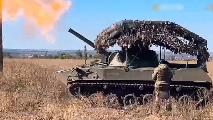 Pháo cối tự hành của Nga khai hỏa vào đối phương trong công sự